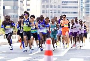 東京マラソンに出場する選手たち。ゼッケン｢122｣が橋本龍一。右はペースメーカーの上野(撮影･江口和貴)