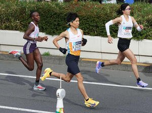 東京マラソン2026　力走する鈴木健吾(中央)ら(撮影･宮地輝)