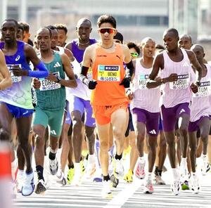 東京マラソンでペースメーカーを務める上野(中央)(撮影･江口和貴)