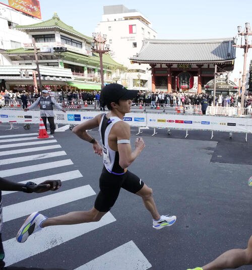 浅草雷門前を通過する大迫(撮影･小島史椰)