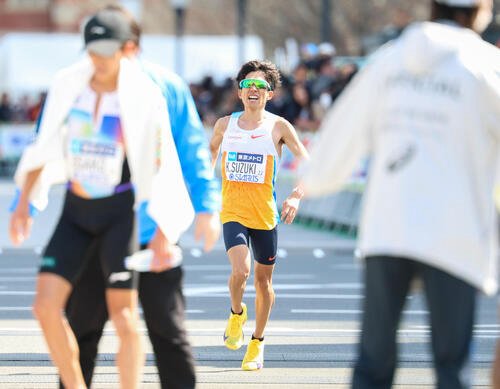 男子マラソン　日本人2位でゴールした鈴木(撮影･増田悦実)