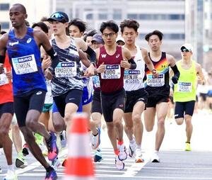 東京マラソンに出場する早大･工藤(中央)ら(撮影･江口和貴)