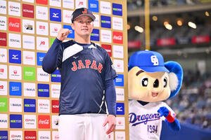 中日対日本　ヒーローインタビューを終えポーズを決める牧とドアラ(撮影･滝沢徹郎)