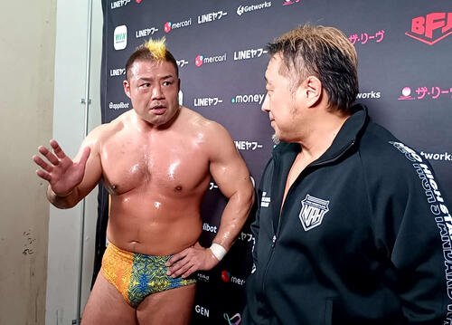 内藤哲也に｢ノー･トランキーロ｣と言い返した征矢学(左)とパートナーの近藤修司