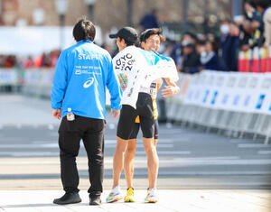 男子マラソン　日本人トップでゴールした大迫(手前)と抱き合う日本人2位の鈴木(撮影･増田悦実)