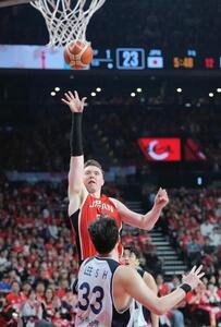 日本対韓国　第2Q、シュートを決めるホーキンソン(撮影･足立雅史)