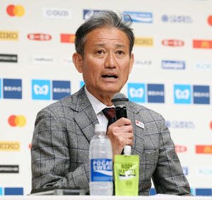 東京マラソン2026　会見で話す日本陸連の高岡寿成シニアディレクター(撮影･宮地輝)