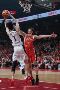 日本対韓国　第3Q、競り合う馬場雄大(右)(撮影･足立雅史)