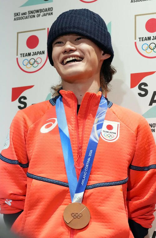 帰国しメダルを手に会見で笑顔を見せるスノーボードの山田琉聖(撮影･たえ見朱実)