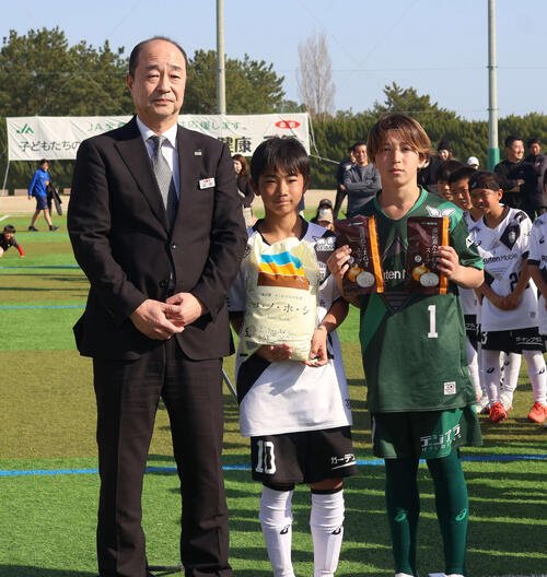 副賞を手渡す全農兵庫県本部の沼田修副本部長(左)