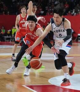 日本対韓国　第4Q、競り合う渡辺雄(左)(撮影･足立雅史)