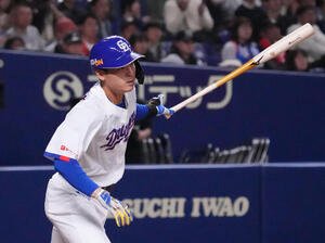 中日対DeNA 5回裏中日2死満塁、右3点適時二塁打を放つ石川昂(撮影･森本幸一)