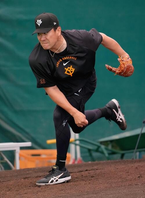 ブルペン投球する巨人田中将(撮影･足立雅史)