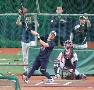 大谷(左)、鈴木が見る前で打撃練習する侍ジャパン近藤(撮影･加藤哉)