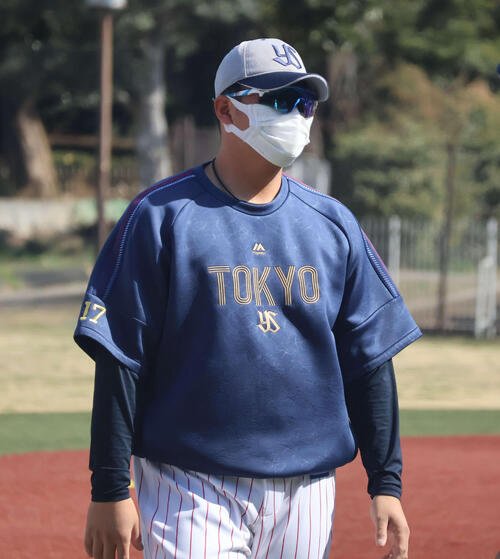 サングラスとマスクを着用してウオーミングアップを行うヤクルト清水(撮影･塚本光)