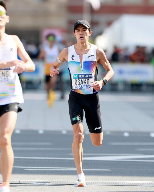 東京マラソン2026　マラソン男子の日本選手トップでゴールした大迫傑(右)(代表撮影)