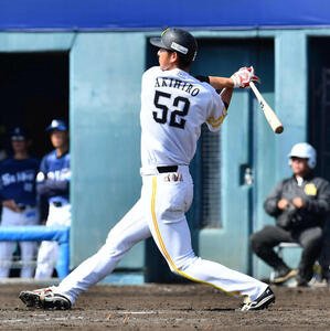 ソフトバンク対西武　5回裏ソフトバンク無死、秋広は右翼場外に本塁打を放つ(撮影･岩下翔太)