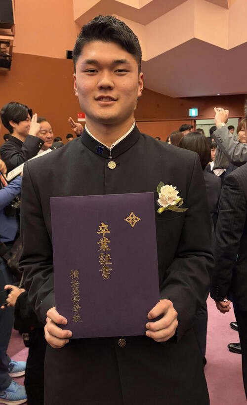 卒業式後のホームルームで卒業証書を受け取り、笑顔の横浜･阿部葉(撮影･保坂淑子)