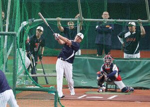 打撃練習する侍ジャパン村上とケージ後方から見る左から吉田、近藤、大谷ひとりおいて鈴木(撮影･加藤哉)