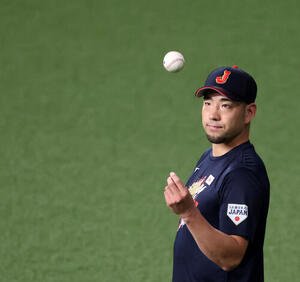 練習でキャッチボールする侍ジャパン菊池(撮影･加藤哉)