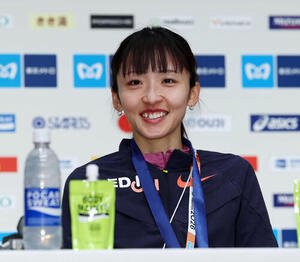 東京マラソン2026　会見で笑顔を見せる日本人女子トップの細田(撮影･宮地輝)