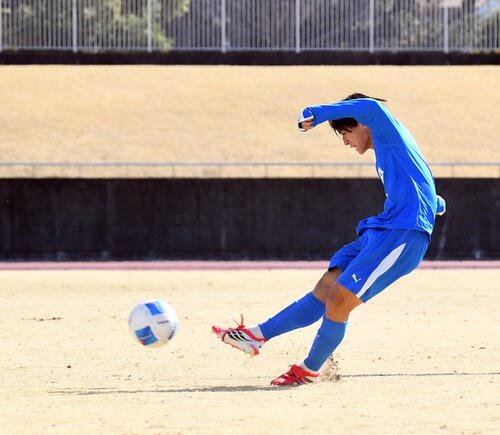 U－17静岡県ユース選抜対U－17日本高校選抜　前半18分、右足ミドルを決めるU－17静岡県ユース選抜･西岡