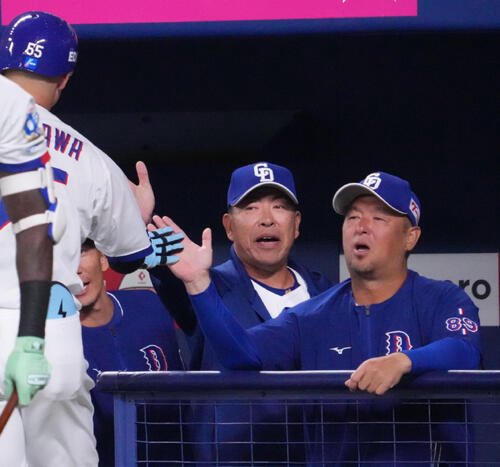 中日対DeNA 1回裏中日2死一塁、井上監督(右から2人目)は左越え2点本塁打を放った細川を迎える(撮影･森本幸一)