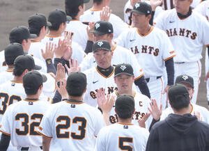 春季キャンプを打ち上げタッチを交わす巨人阿部監督(中央)(撮影･足立雅史)