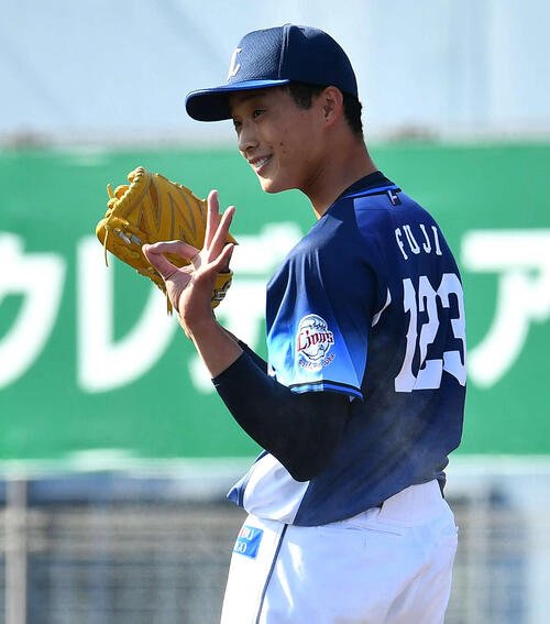 ソフトバンク対西武　8回裏ソフトバンク無死一塁、井上を遊併殺に抑え、笑顔を見せる冨士(撮影･岩下翔太)