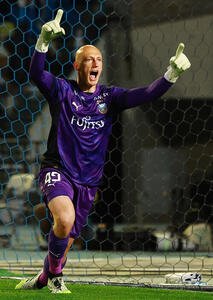 川崎対水戸　PK戦で水戸2人目多田のキックがバーに当たり喜ぶ川崎GKスベンド･ブローダーセン(撮影･野上伸悟)