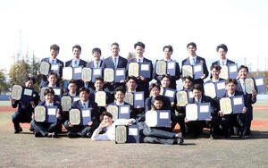 マウンドに集まる仙台育英卒業生(撮影･木村有優)