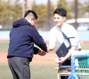 握手する仙台育英の田口(右)と須江監督(撮影･木村有優)