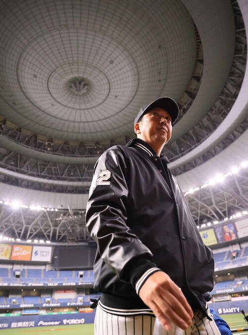 練習を終えグラウンドを引き揚げる阪神藤川監督(撮影･上田博志)