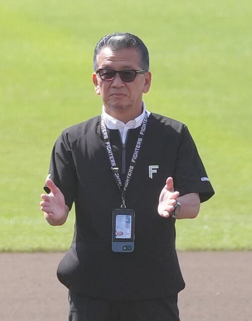 2月24日、名護キャンプを打ち上げ手締めする日本ハム小村球団社長