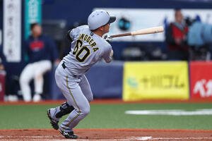 阪神対韓国　2回裏阪神2死一塁、左翼へ適時二塁打を放つ小野寺(撮影･前田充)