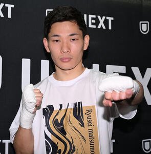 練習公開を前に、写真撮影に応じる松本(撮影･千葉一成)