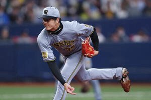 阪神対韓国　力投する阪神先発の才木(撮影･前田充)
