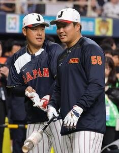 合流した岡本和真(左)は村上宗隆と話をする(撮影･上田博志)