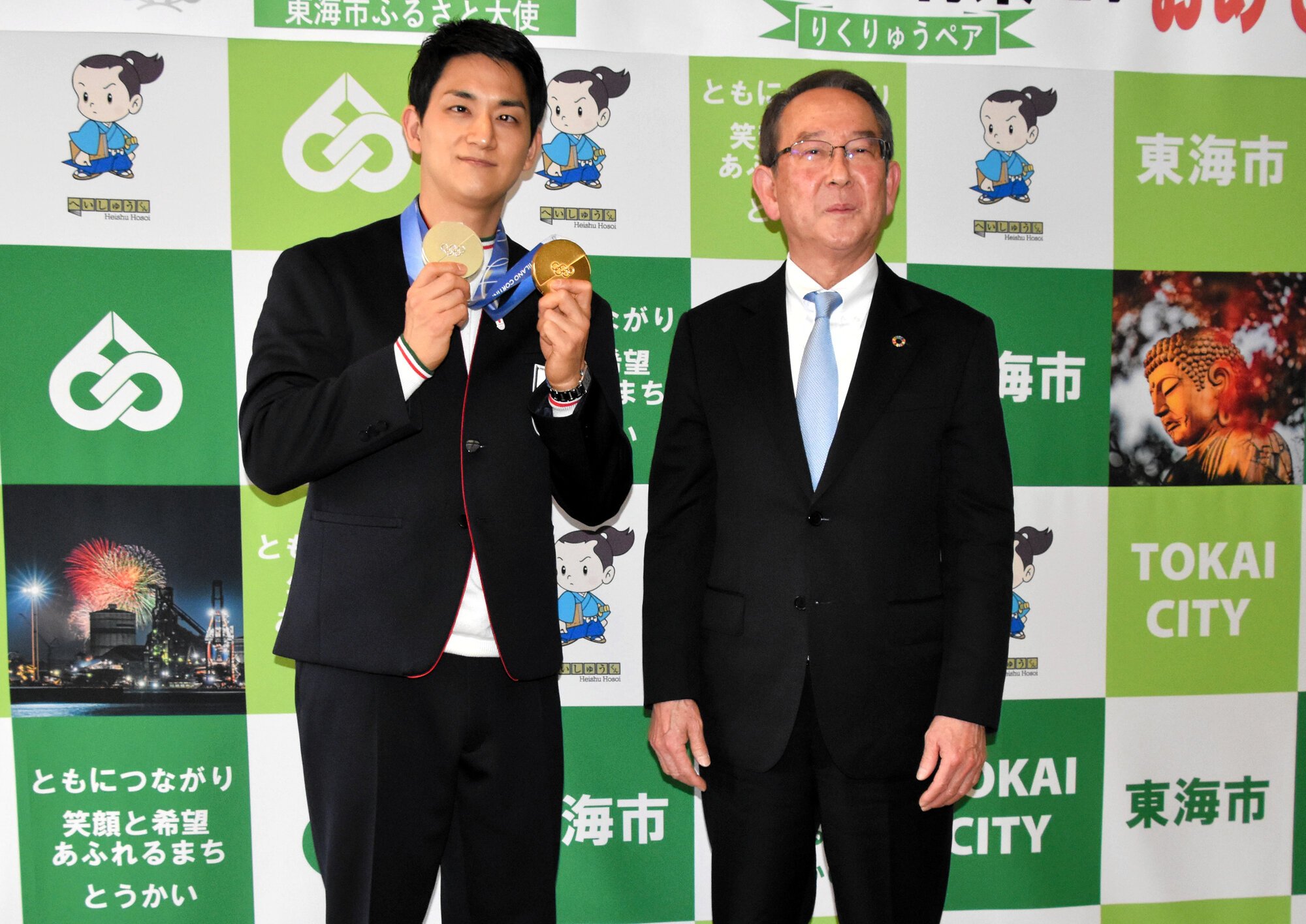 冬季五輪で獲得したメダルを見せる木原選手。右隣は花田市長=2026年3月2日午後2時51分、愛知県東海市役所、臼井昭仁撮影