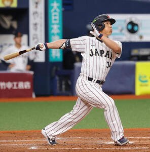 オリックス対日本　5回表日本1死、吉田は右越えに本塁打を放つ(撮影･上田博志)