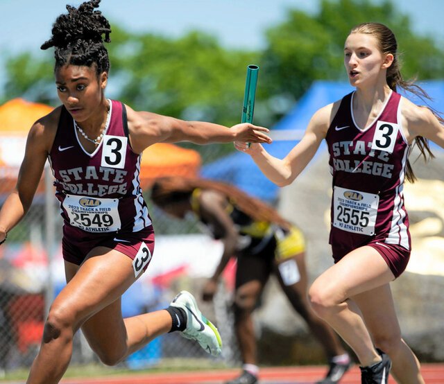 2023年、競技会のリレーで、バトンを渡す公立高校の選手たち＝Jacob　Will撮影