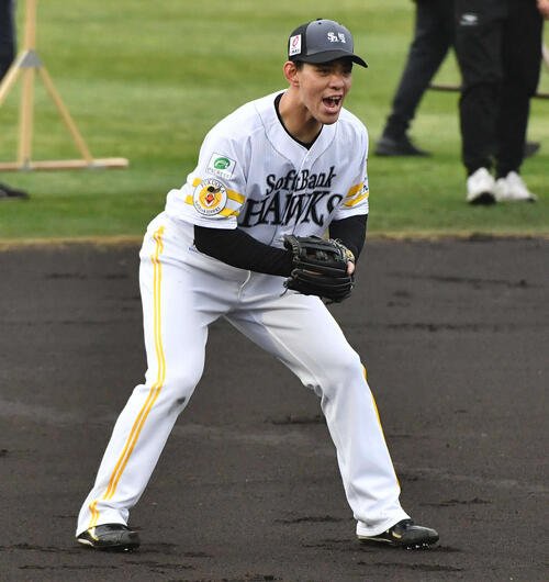 ノックを受けるソフトバンク高橋隆慶(2026年撮影)