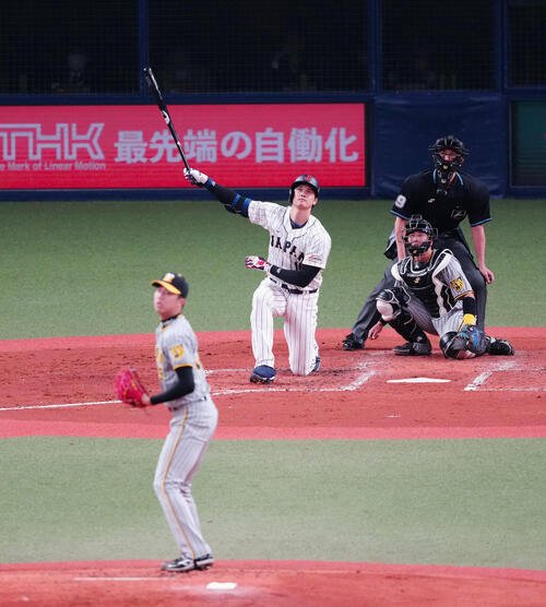 2023年3月6日、阪神との強化試合で片膝をつきながら本塁打を放つ侍ジャパン大谷。投手才木