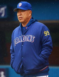 練習を見つめる中日井上監督(撮影･野上伸悟)