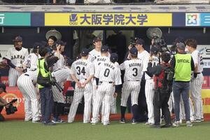 日本対オリックス　試合前、円陣で声出しする北山(中央)(撮影･河田真司)
