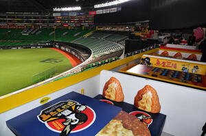 みずほペイペイドームの外野席に新設された｢三陽　アジフライBOX｣(撮影･岩下翔太)