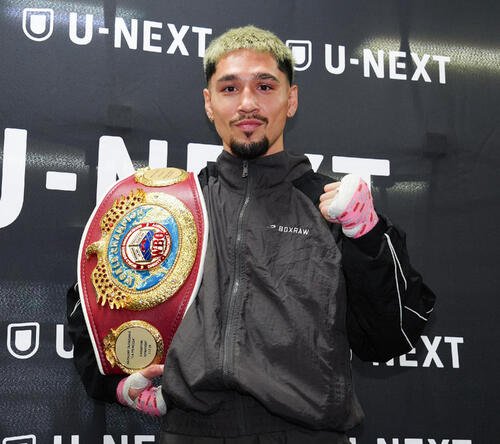 会見後にポーズを取るWBO世界フライ級王者のオラスクアガ(撮影･鈴木みどり)