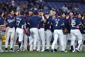 オリックス対韓国　オリックスに勝利し、タッチを交わして喜び合う韓国の選手たち(撮影･前田充)