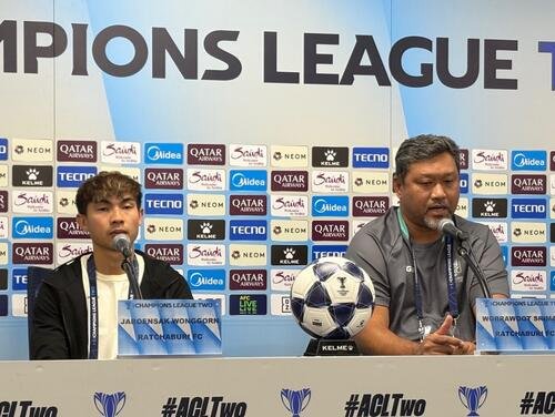 ACL2準々決勝第1戦の公式会見に出席したラチャブリMFウォンコーン(左)とスリマカ監督(撮影･永田淳)