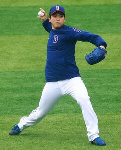 キャッチボールする中日中西(撮影･野上伸悟)